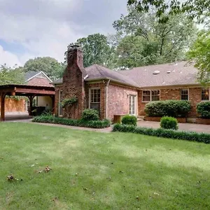 Elegant 6 Bedroom In Heart Of Holiday home Memphis